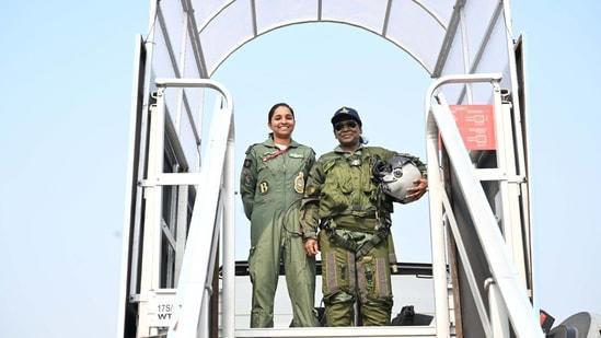 President Murmu poses with Rafale pilot whom Pakistan claimed to have captured: Stern message in pic